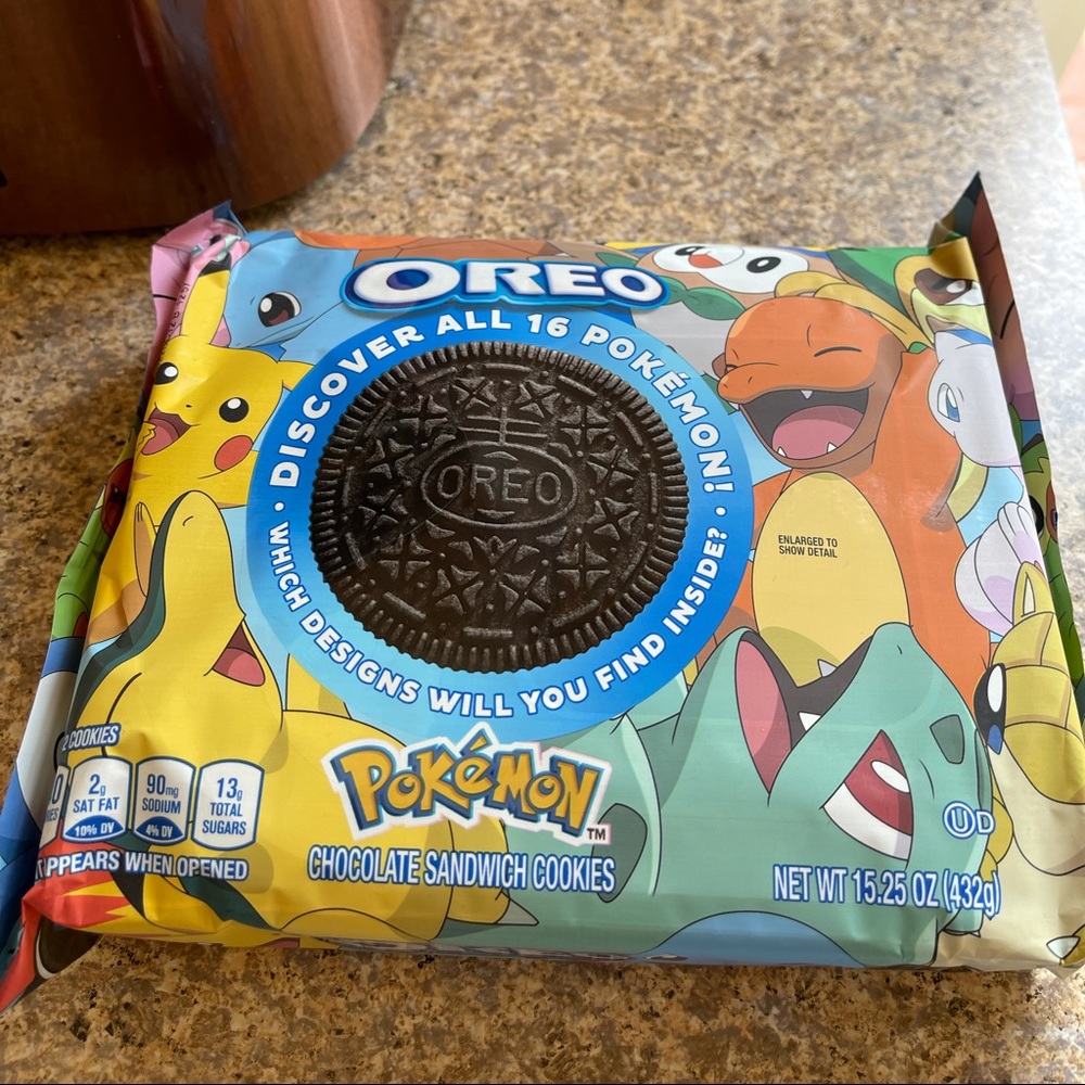 Rare Mew cookie with brand new Pokémon oreos!